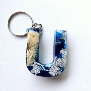 Brelok literka U niebieska ze srebrem i płatkami stokrotki