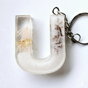 Brelok literka U pudrowa z bielą złotem i roślinami