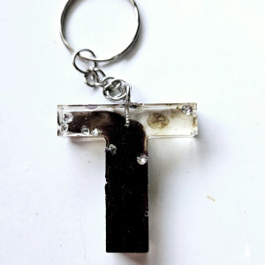 Brelok literka T z czernią diamencikami jak coca cola