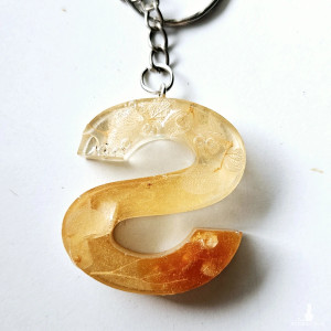 Brelok literka S z żywicy złota z płatkami hortensji