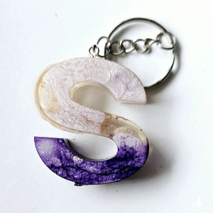 Brelok literka S z żywicy Fiolet i puder z płatkami kwiatów