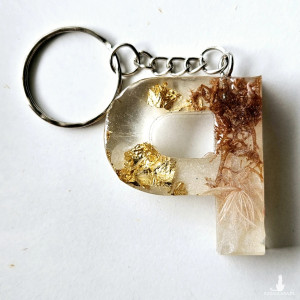 Brelok literka P pudrowa z bielą złotem i roślinami