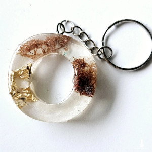 Brelok literka O pudrowa z bielą złotem i roślinami