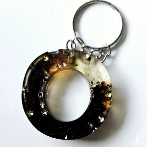 Brelok literka O z czernią diamencikami jak coca cola