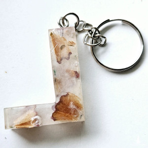 Brelok literka L z żywicy pudrowa z bielą z obierkami od kredek szkolna