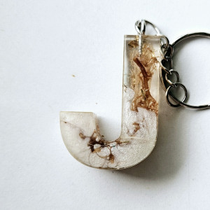 Brelok literka J pudrowa z bielą złotem i roślinami