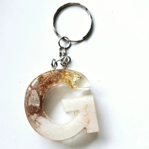 Brelok literka G pudrowa z bielą złotem i roślinami