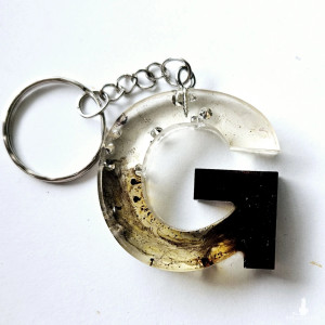 Brelok literka G z czernią diamencikami jak coca cola