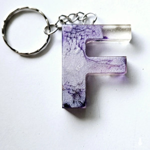 Brelok literka F z żywicy Fiolet i puder z płatkami kwiatów