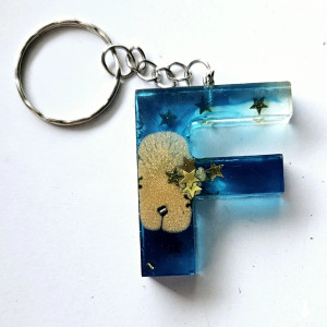 Brelok literka F z żywicy niebieska z gwiazdkami