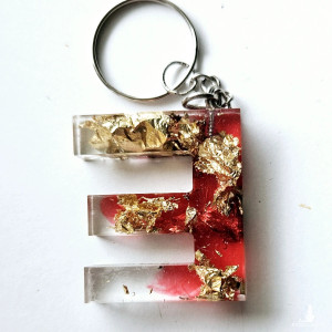Brelok literka E z żywicy czerwona z płatkami złota