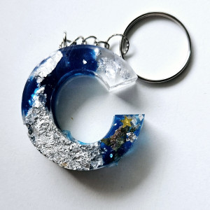 Brelok literka C niebieska ze srebrem i płatkami kwiatów lawendą