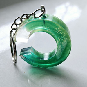 Brelok literka C z żywicy zielona z brokatem i owsem