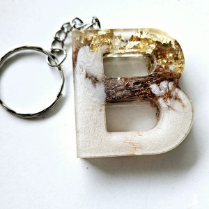 Brelok literka B pudrowa z bielą złotem i roślinami