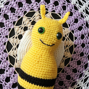 Szydełkowa pszczoła, zabawka pszczoła, maskotka pszczoła, przytulanka