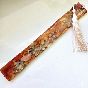 Zakładka z żywicy epoksydowej z płatkami  róży i hortensji  ze złote D10m