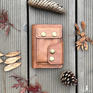 Jasno-brązowy portfel skórzany ręcznie uszyty na bilon i karty.