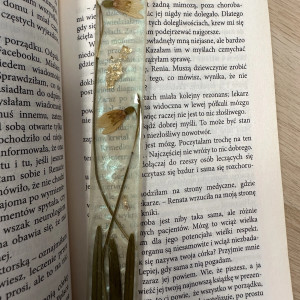 Ręcznie robiona zakładka do ksiązki z żywicy oraz suszonych przebiśniegów