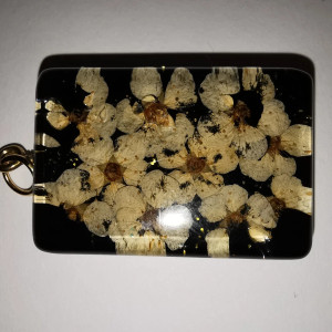 Vintage wisiorek, nostalgia, czarny wisiorek, czarne kwiaty, żywica