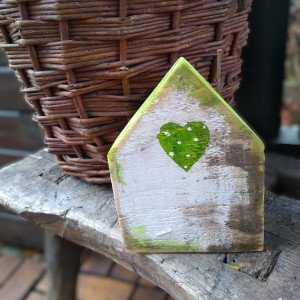 Drewniany limonkowy domek - wieszak na klucze