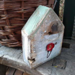 Drewniany miętowy domek - wieszak na klucze