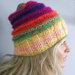 Czapka w neonowych barwach