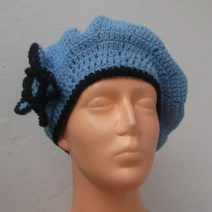 Beret niebieski z kwiatkiem,