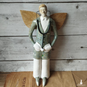 Anioł lekarz w seledynowym kitlu