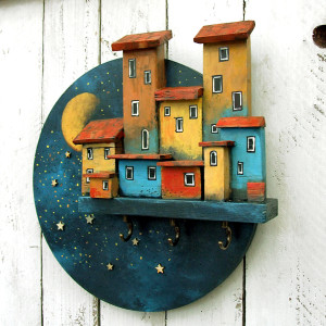 Wieszak z kolorowymi bajkowymi domkami, do dziecięcego pokoju