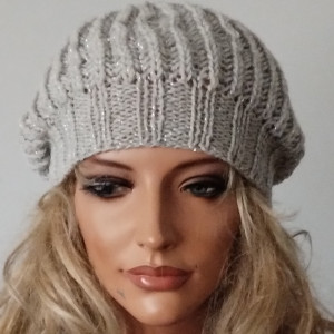 Jasno szara że srebrną nitką