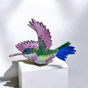 Haftowany ptak - broszka, przypinka