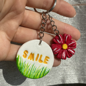 Brelok z podwójną zawieszką kwiat z napisem smile