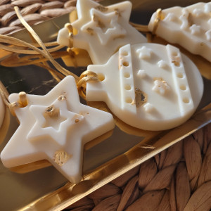 Zawieszki z wosku sojowego na choinkę z platkami złotej folii