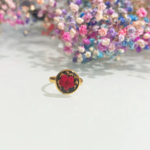 Pierścionek z czerwonym kwiatem tawuły i złotkiem
