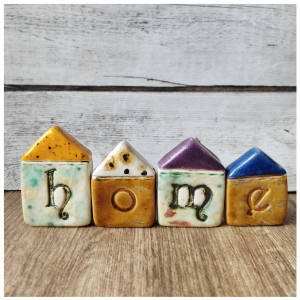 Domki z napisem HOME