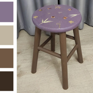 Ręcznie malowany taboret do pracowni zielarki, z suszonymi roślinami