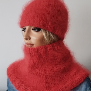 Moherowy komplet czapka  i komin w czerwieni.