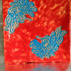 Czerwona patera z niebieskimi pawiami