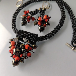 Naszyjnik Wisior z Koralem Czerwonym Na czarnym Sznurze z Koralików nasz24.129