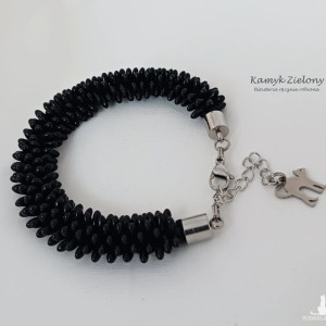 Bransoletka z czarnych koralików, z kotkiem - wykończenia stal chirurgiczna