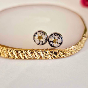 Kolczyki wkrętki z tawułą na czarnym tle