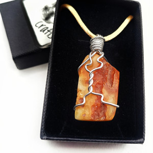 Wisiorek z Bursztynu - Ręcznie Wykonany