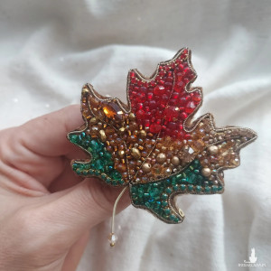 Broszka jesienny liść klonu