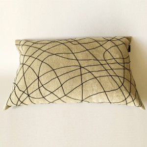 Poduszka dekoracyjna z surowego lnu.