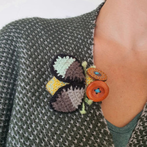 Broszka szydełkowa mucha 075