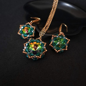 Zielono-Złoty Zestaw Biżuterii - Naszyjnik i Kolczyki w Złotej Oprawie