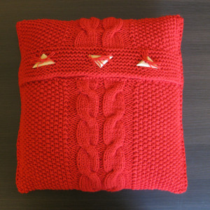 Czerwona poszewka robiona na drutach