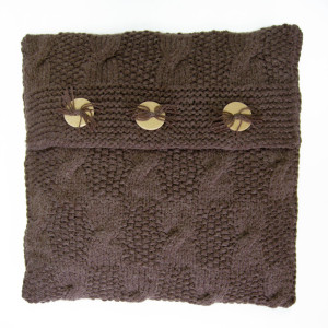 Beżowa poszewka robiona na drutach