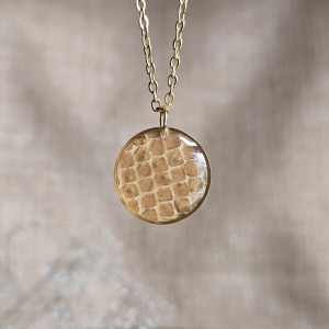 złota zawieszka złoty wisiorek naszyjnik żywica z żywicy wylinka węża wąż