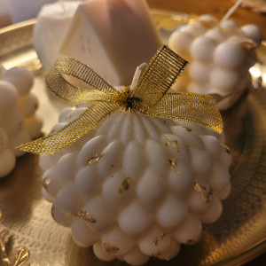 Świeca sojowa- bombka z platkami złotej folii